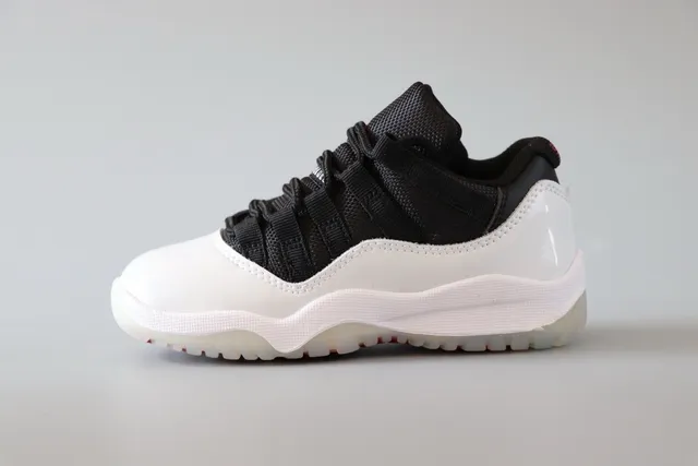 Chaussures de basketball Air Jordan 11 bleu marine et blanc 22