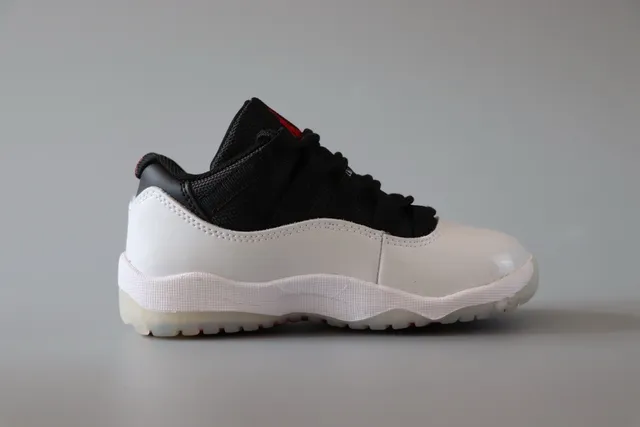 Chaussures de basketball Air Jordan 11 bleu marine et blanc 23