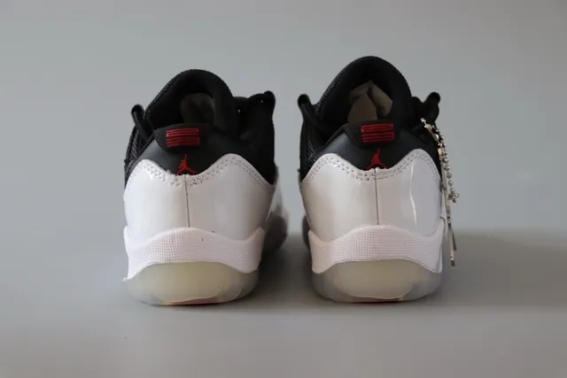 Chaussures de basketball Air Jordan 11 bleu marine et blanc 24