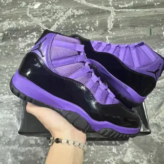 Air Jordan 11 紫色和黑色漆皮篮球鞋