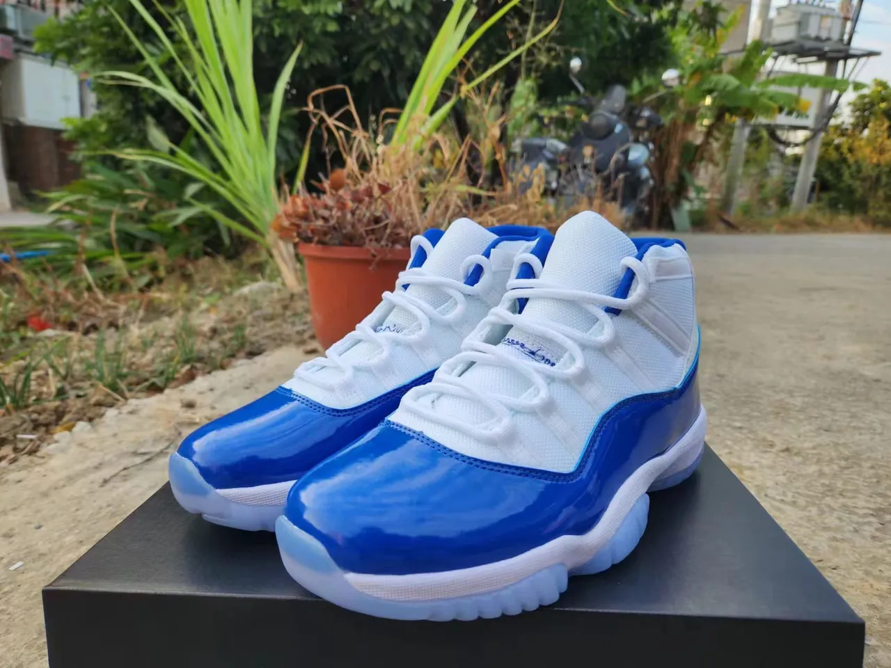 Air Jordan 11 Royal Blue Patent Leather Basketball Shoes 2