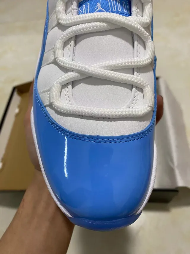 Air Jordan 11 Branco e Azul Brilhante Tênis de Basquete 3