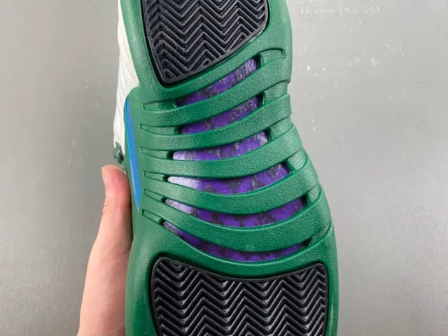 Chaussures de basketball Air Jordan 12 blanc et vert 9