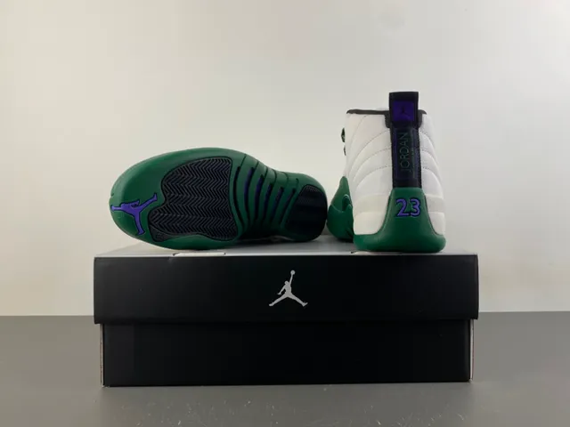 Chaussures de basketball Air Jordan 12 blanc et vert 17