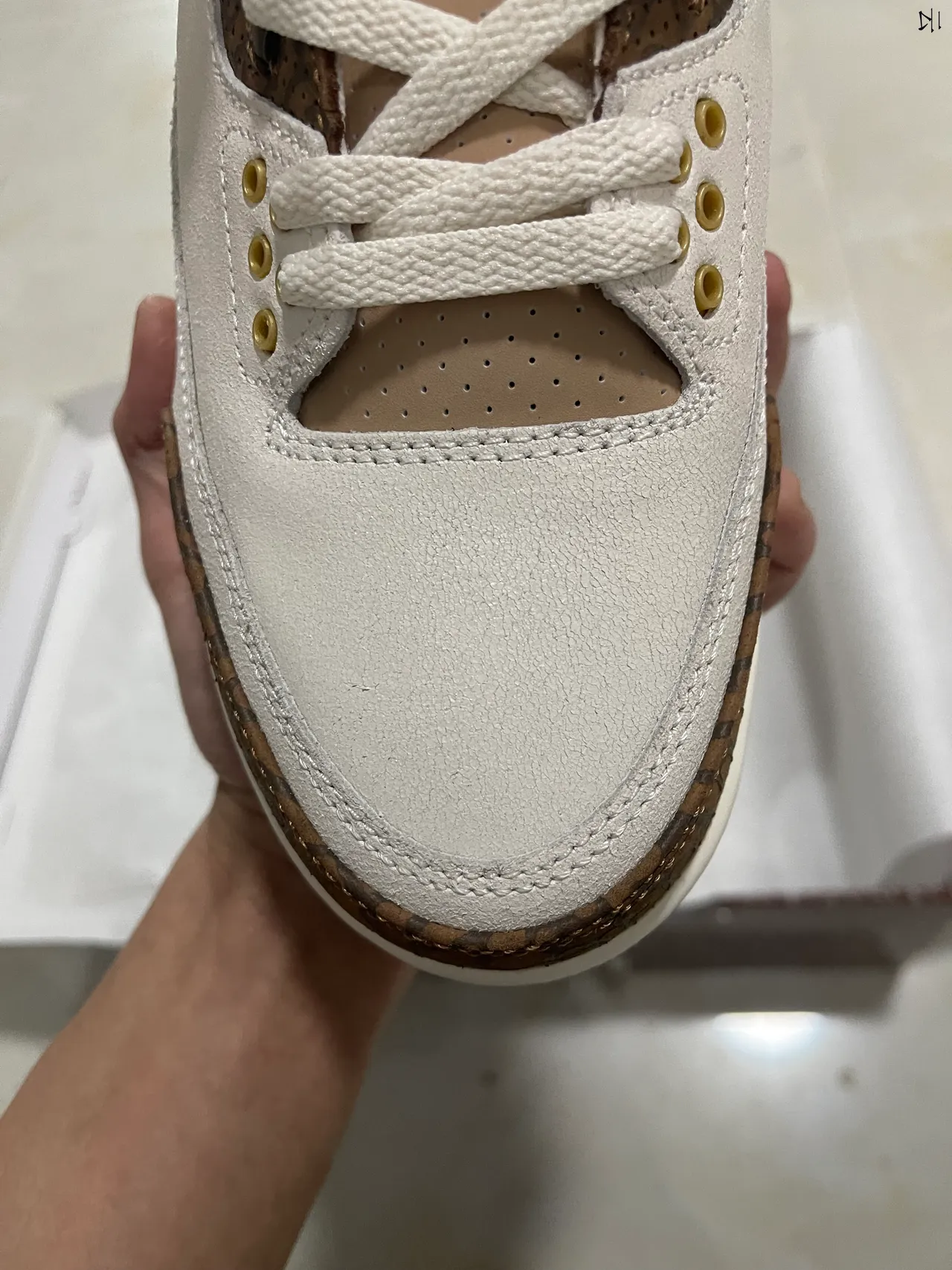 Zapatillas de baloncesto Air Jordan 3 Off-White con estampado de elefante marrón 3