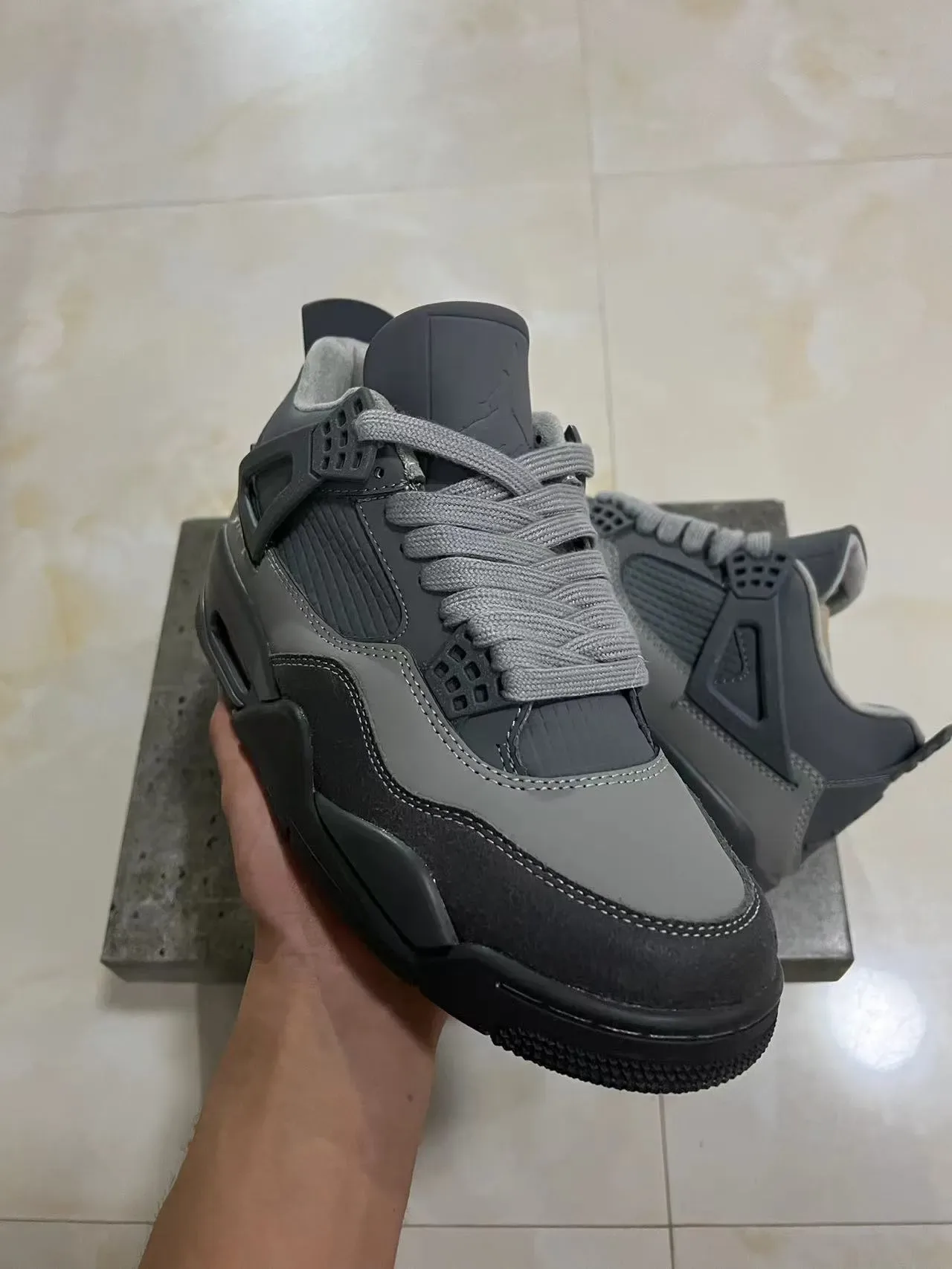 Air Jordan 4 أحادي اللون رمادي حذاء كرة السلة 3