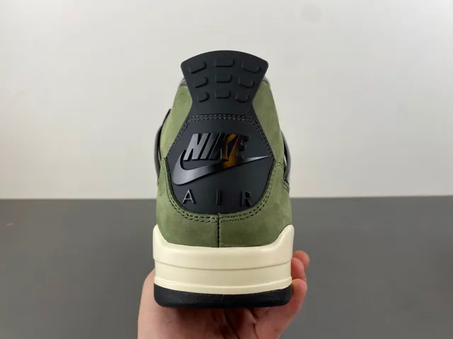Chaussures de basketball montantes en daim vert olive Air Jordan 4 4