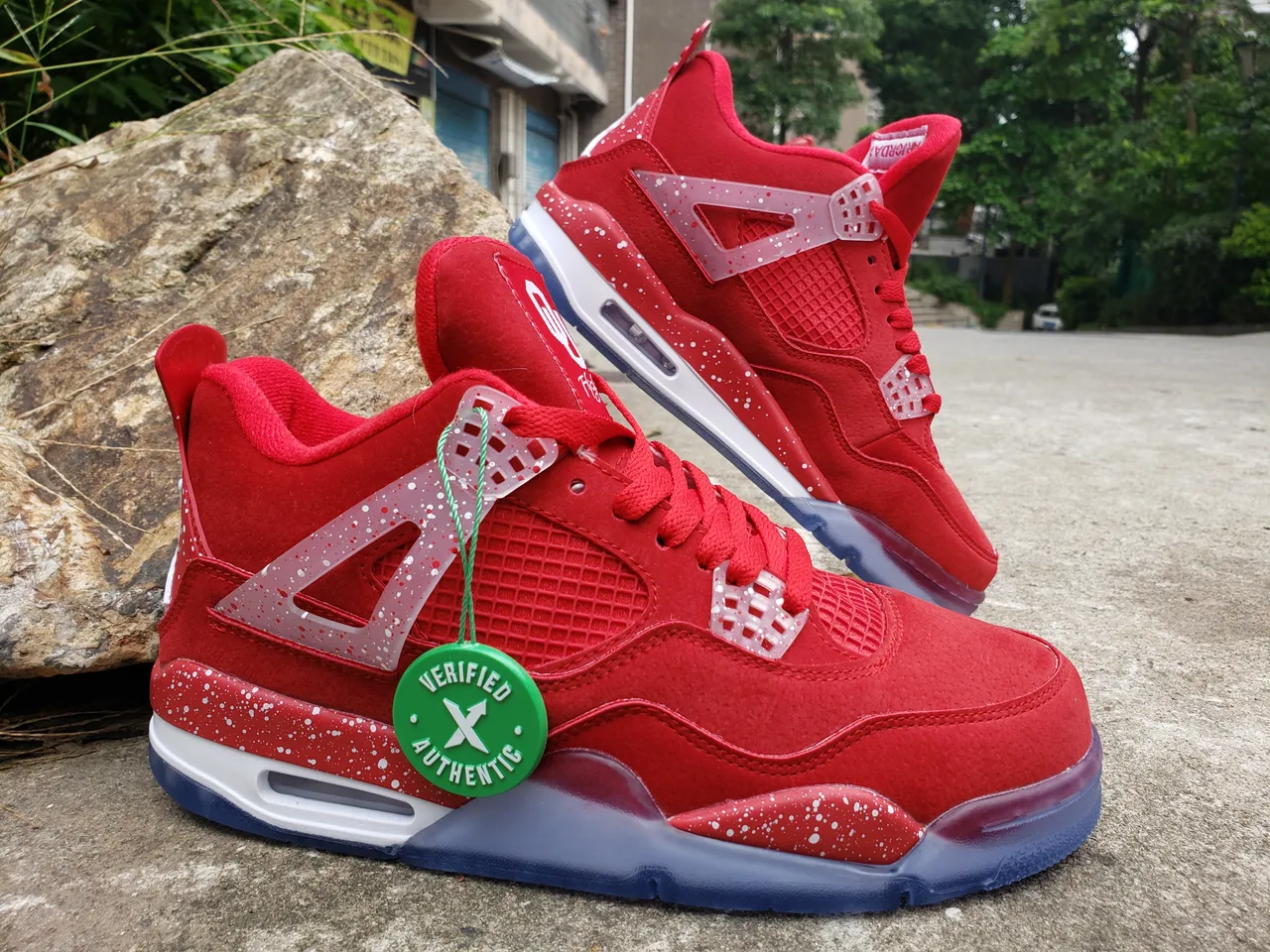 Zapatillas de baloncesto Air Jordan 4 de ante con motas rojas 3