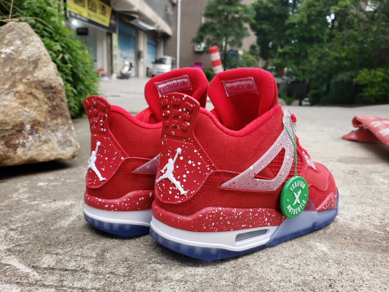 Zapatillas de baloncesto Air Jordan 4 de ante con motas rojas 4