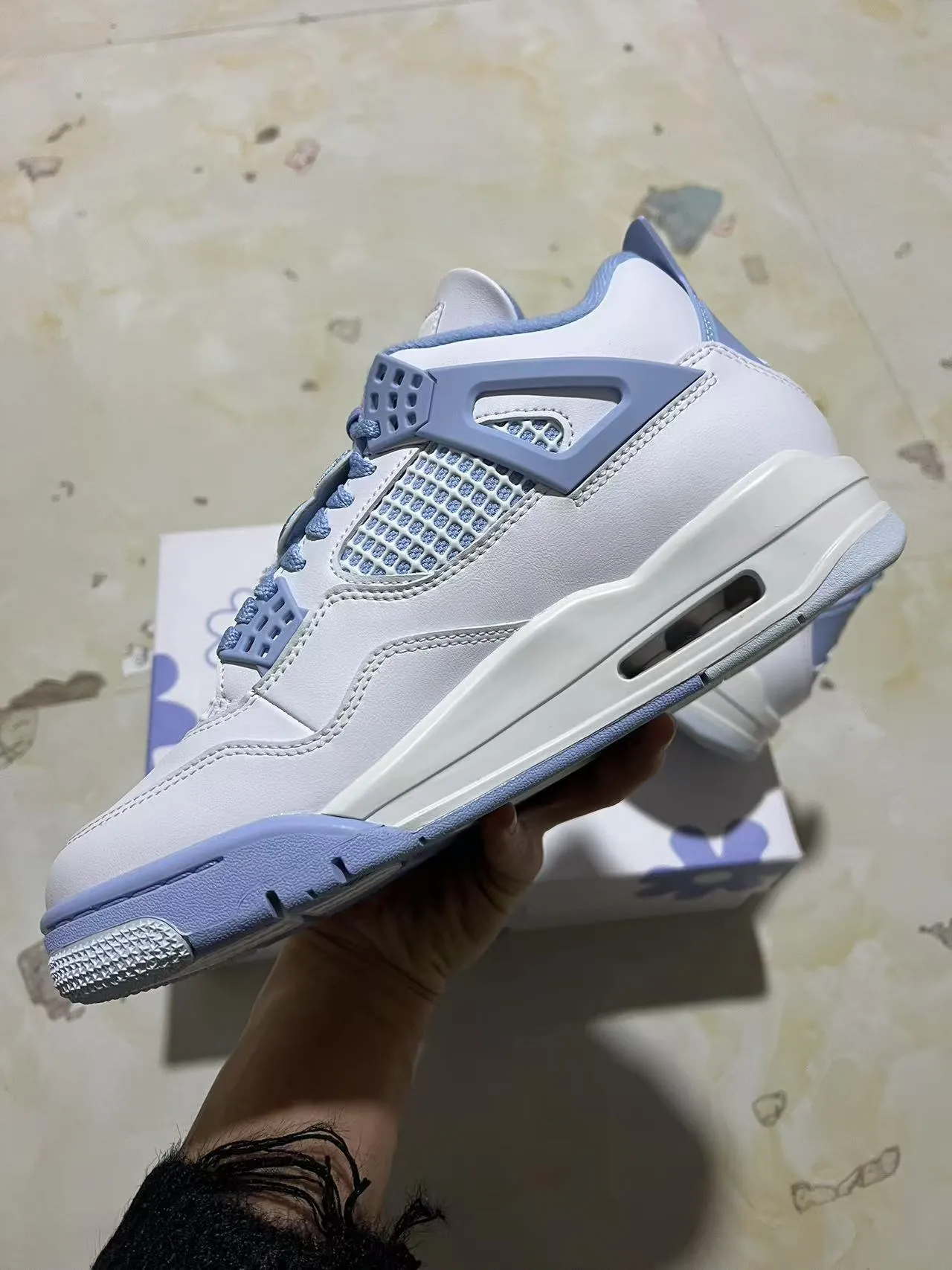 Chaussures de basketball Air Jordan 4 Retro blanc et bleu clair 5