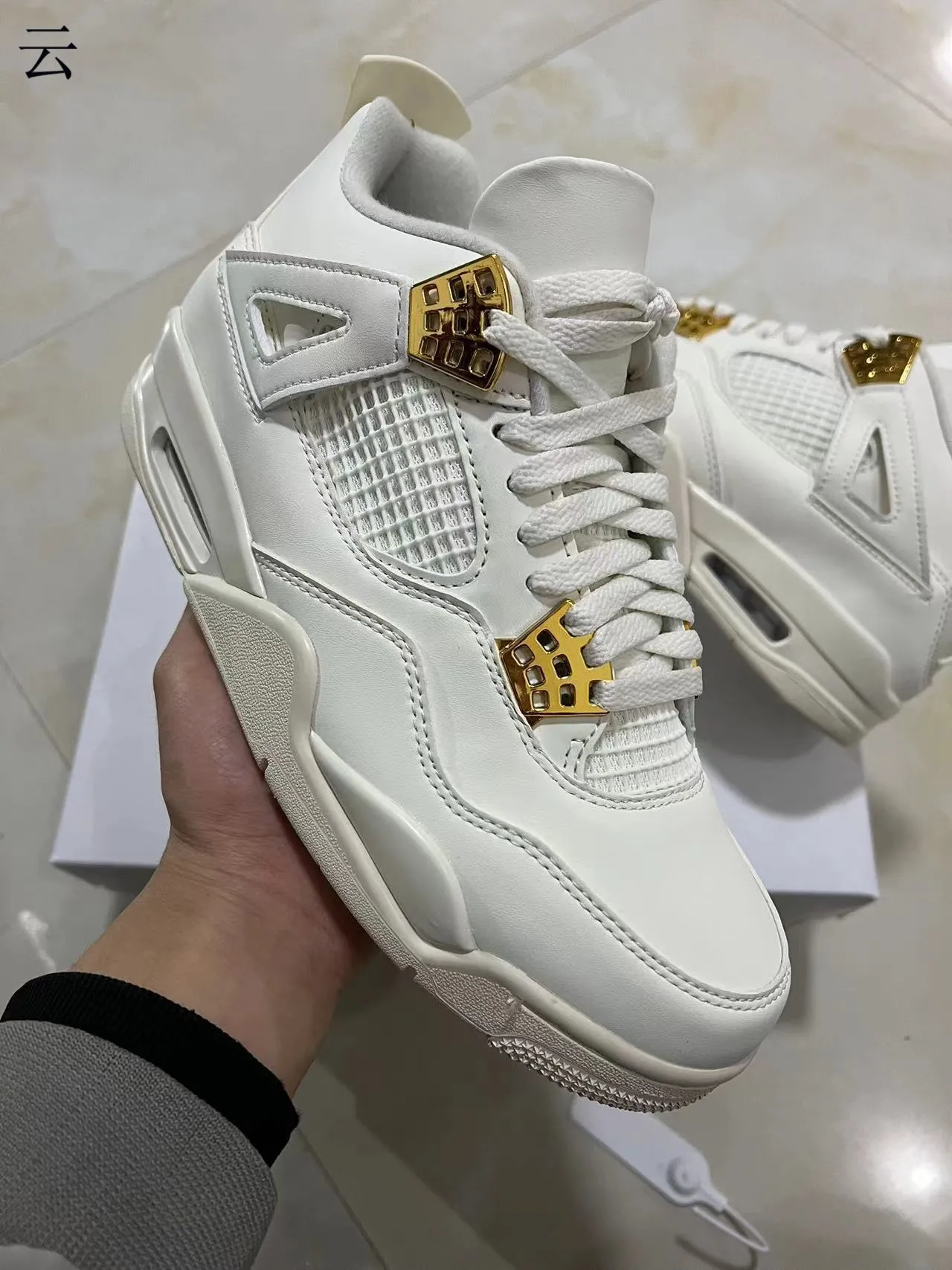 Zapatillas de baloncesto Air Jordan 4 blanco y dorado con cierre de cordones 2