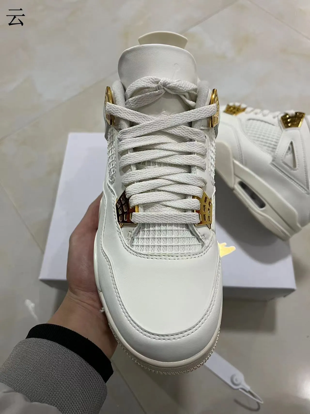 Zapatillas de baloncesto Air Jordan 4 blanco y dorado con cierre de cordones 3