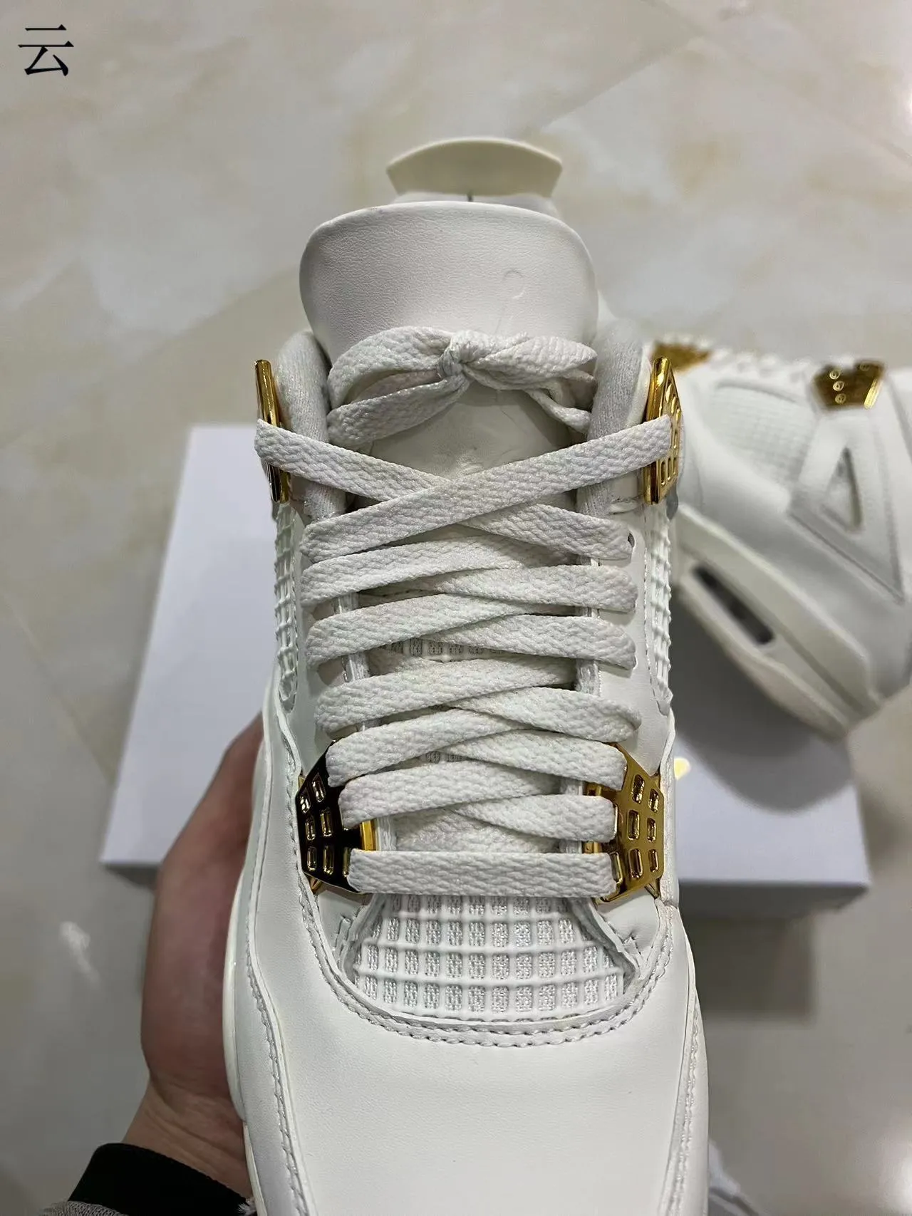 Zapatillas de baloncesto Air Jordan 4 blanco y dorado con cierre de cordones 4