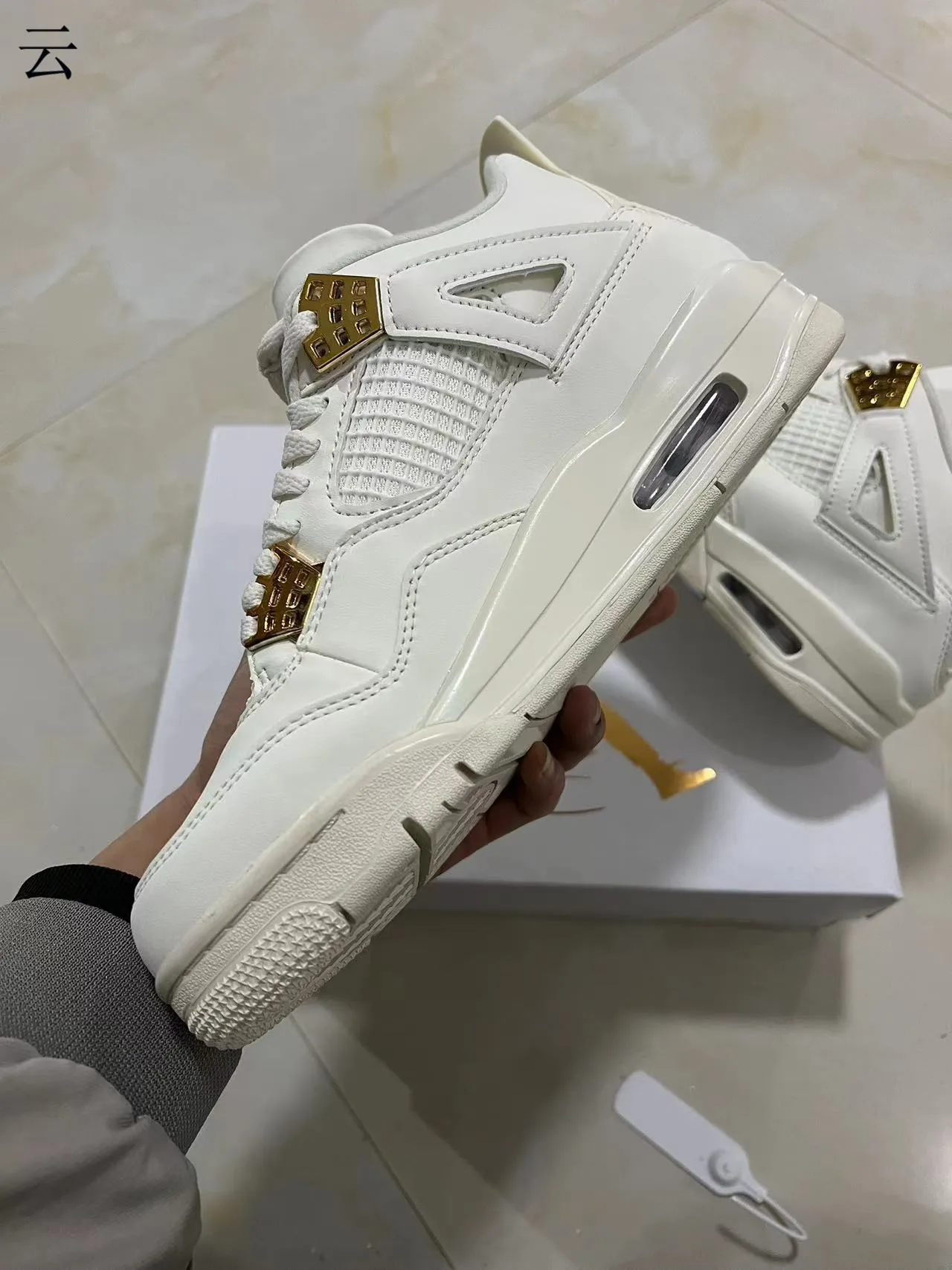 Zapatillas de baloncesto Air Jordan 4 blanco y dorado con cierre de cordones 5