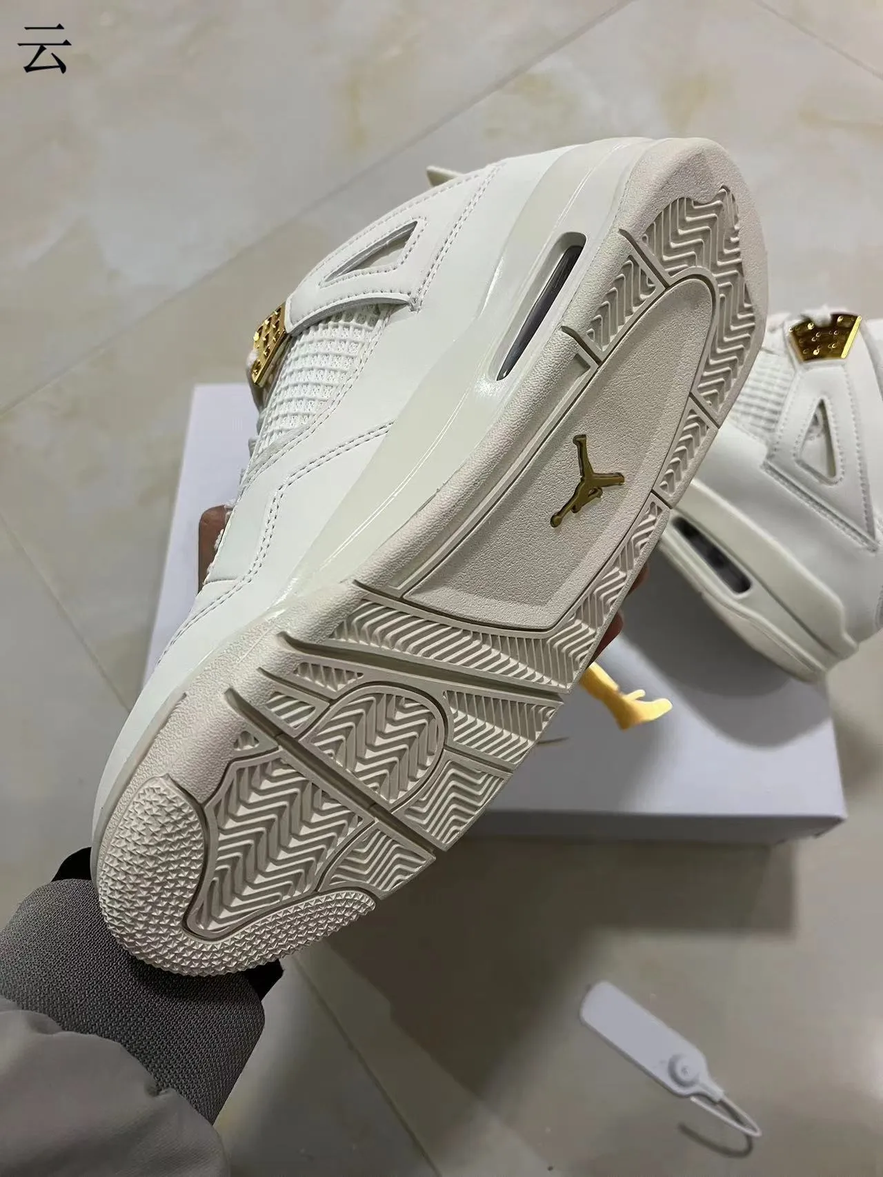 Zapatillas de baloncesto Air Jordan 4 blanco y dorado con cierre de cordones 6
