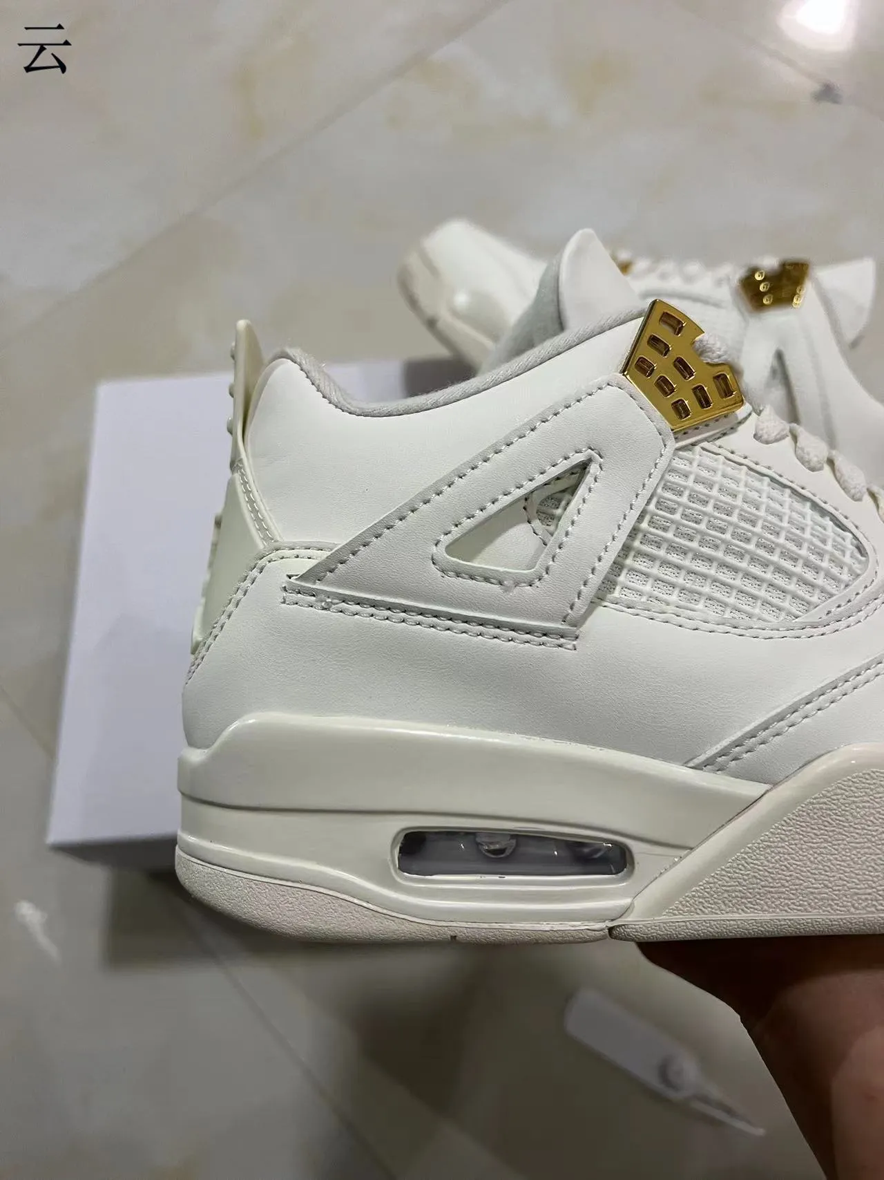 Zapatillas de baloncesto Air Jordan 4 blanco y dorado con cierre de cordones 7