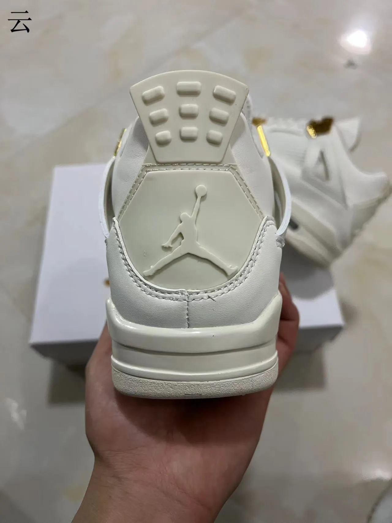 Zapatillas de baloncesto Air Jordan 4 blanco y dorado con cierre de cordones 8