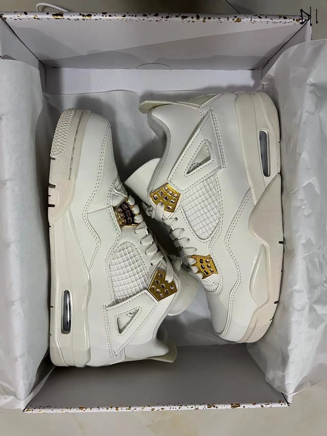 Zapatillas de baloncesto Air Jordan 4 blanco y dorado con cierre de cordones 9