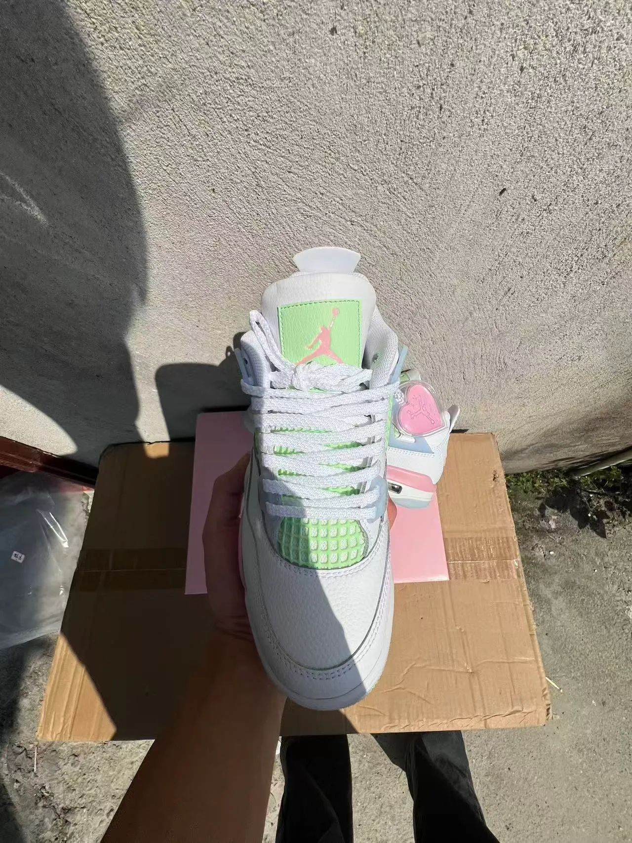 Chaussures de basketball Air Jordan 4 blanc, rose et vert menthe 3