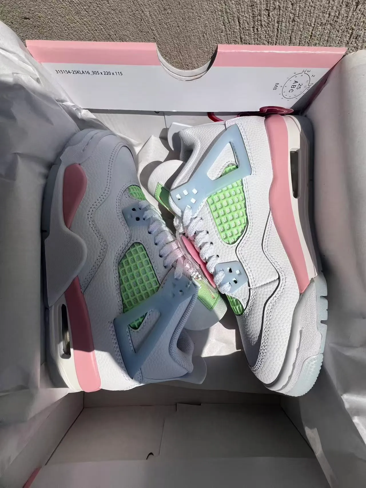 Chaussures de basketball Air Jordan 4 blanc, rose et vert menthe 9