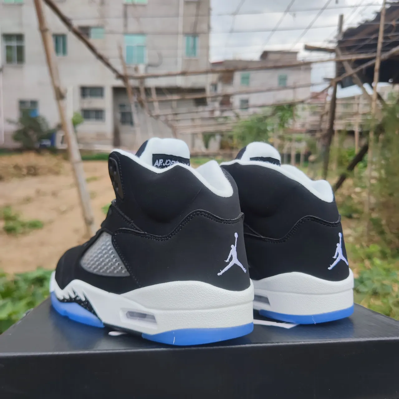 Chaussures de basketball Air Jordan 5 noir blanc bleu clair 3