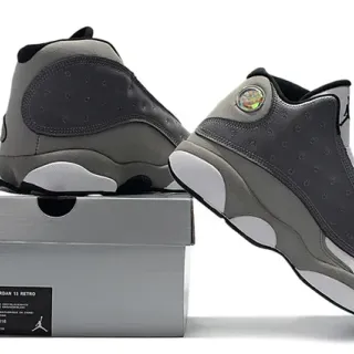 Air Jordan 灰黑高帮穿孔皮革篮球鞋