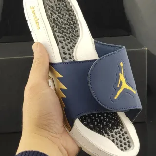 Air Jordan Hydro 1 नेवी, सफ़ेद और सुनहरी स्लिपर्स