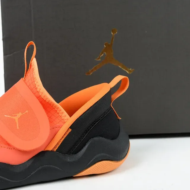 Sneakers lifestyle sans lacets Air Jordan à semelle intermédiaire ondulée orange et noir 7