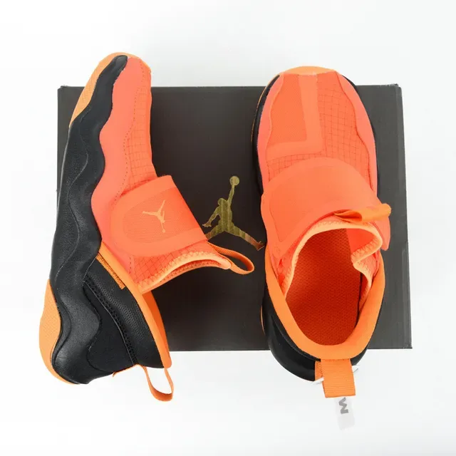 Sneakers lifestyle sans lacets Air Jordan à semelle intermédiaire ondulée orange et noir 11