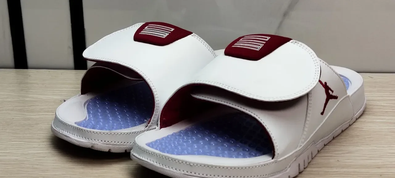 Air Jordan White Red Leather-Like Upper Textured Rubber Outsole Slippers 2