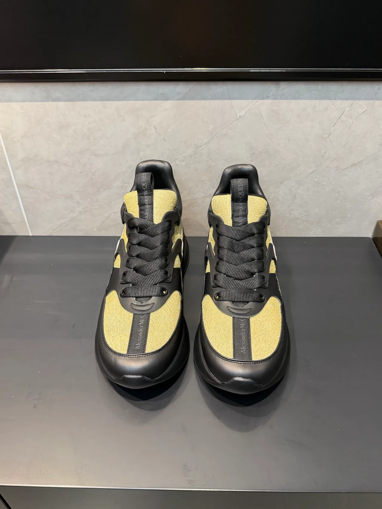 Alexander McQueen أحذية أسود ذهبي oversized silhouette لوحات لامعة chunky sneakers 2