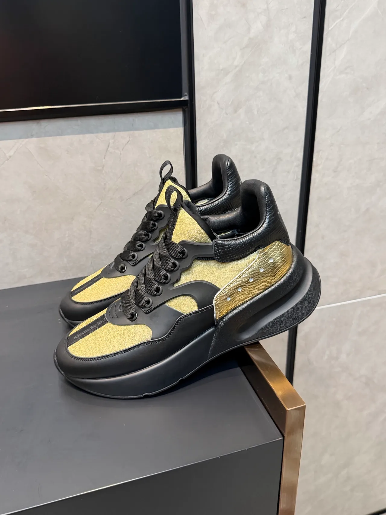 Alexander McQueen أحذية أسود ذهبي oversized silhouette لوحات لامعة chunky sneakers 4