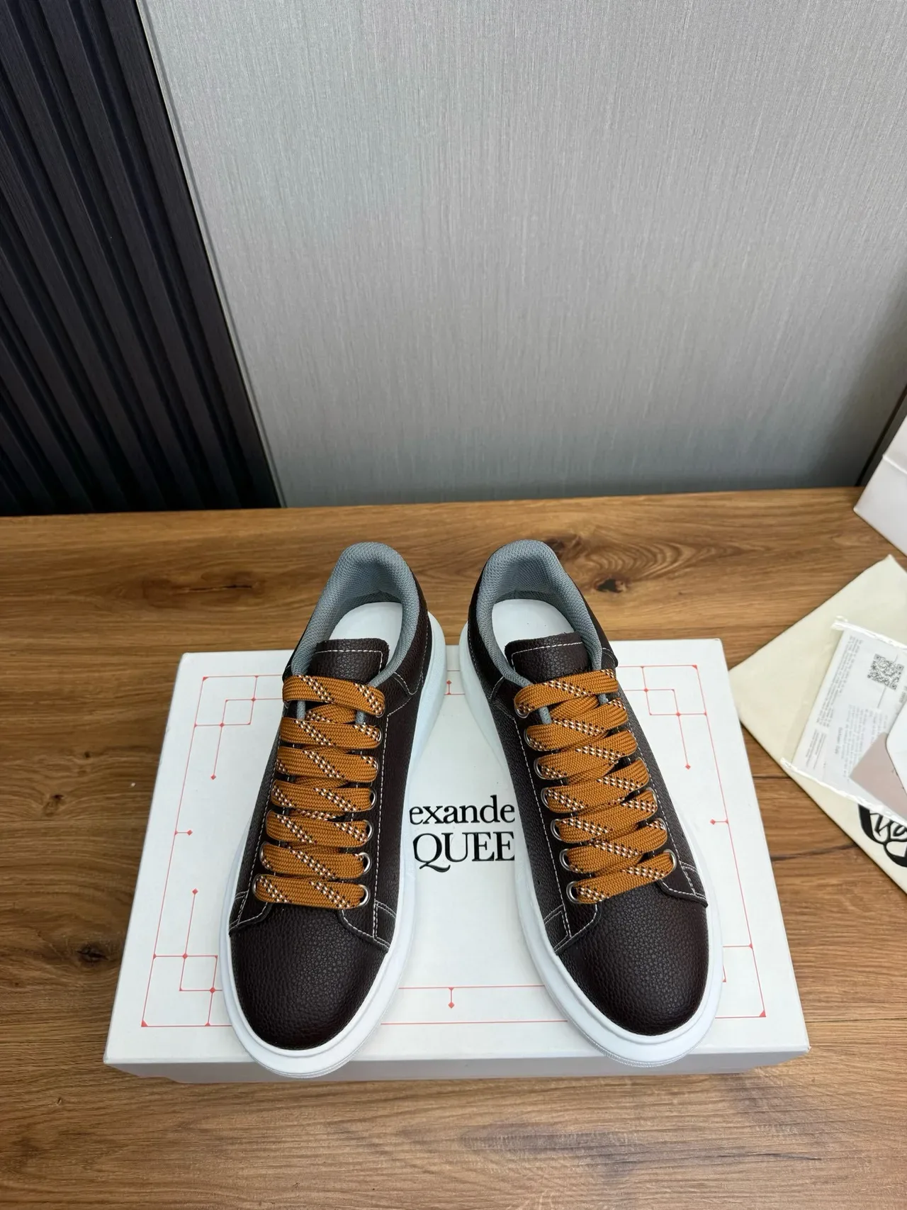 Alexander McQueen বাদামি বেইজ ওভারসাইজড প্ল্যাটফর্ম সোল পেবলড লেদার উপরের অংশ লাইফস্টাইল স্নিকার্স 2