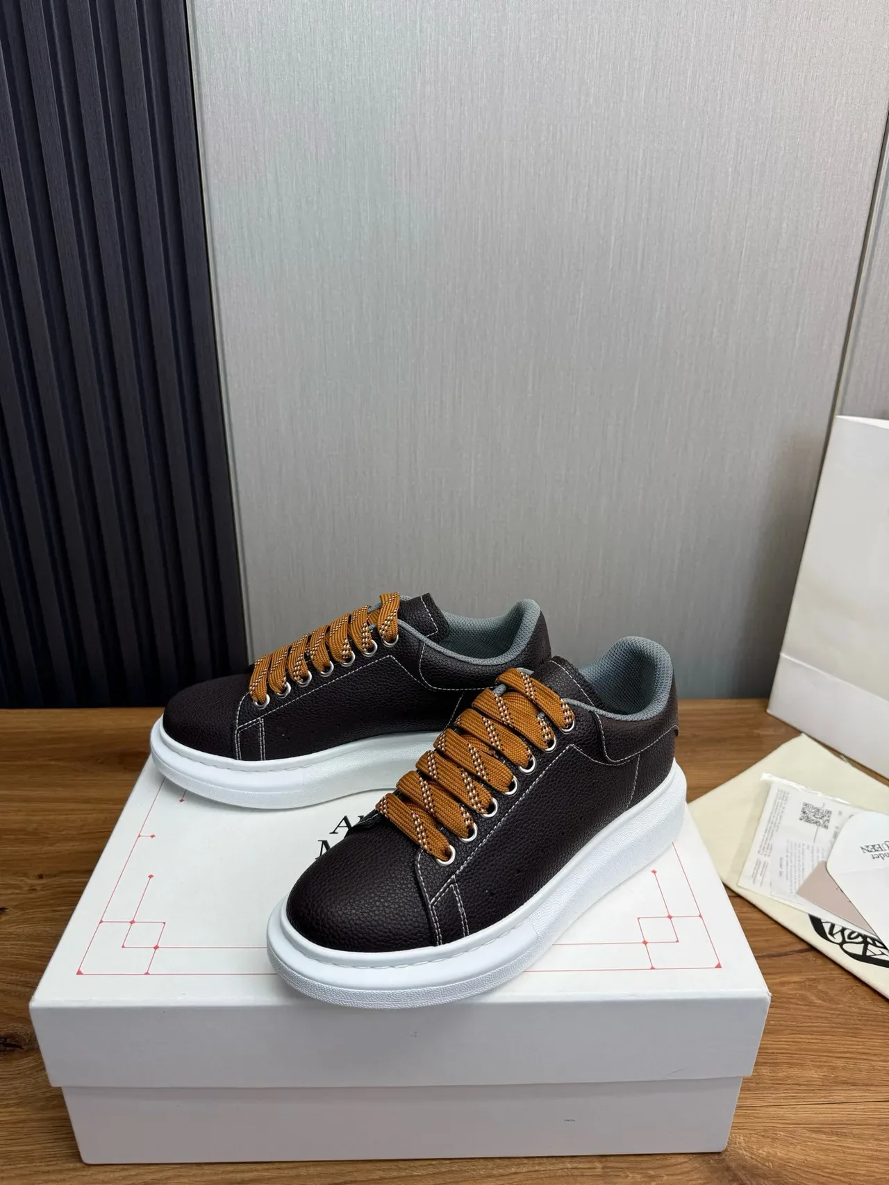 Alexander McQueen বাদামি বেইজ ওভারসাইজড প্ল্যাটফর্ম সোল পেবলড লেদার উপরের অংশ লাইফস্টাইল স্নিকার্স 3
