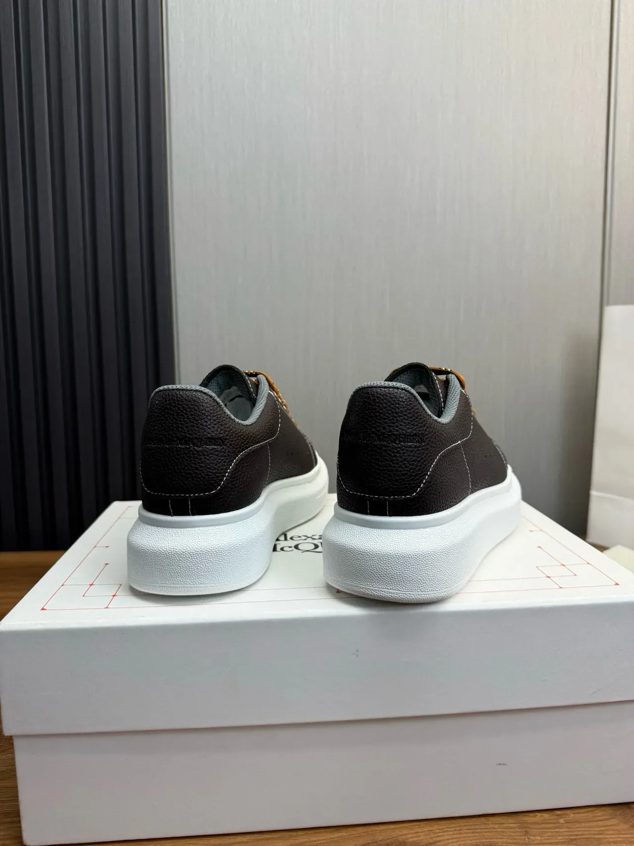 Alexander McQueen বাদামি বেইজ ওভারসাইজড প্ল্যাটফর্ম সোল পেবলড লেদার উপরের অংশ লাইফস্টাইল স্নিকার্স 4