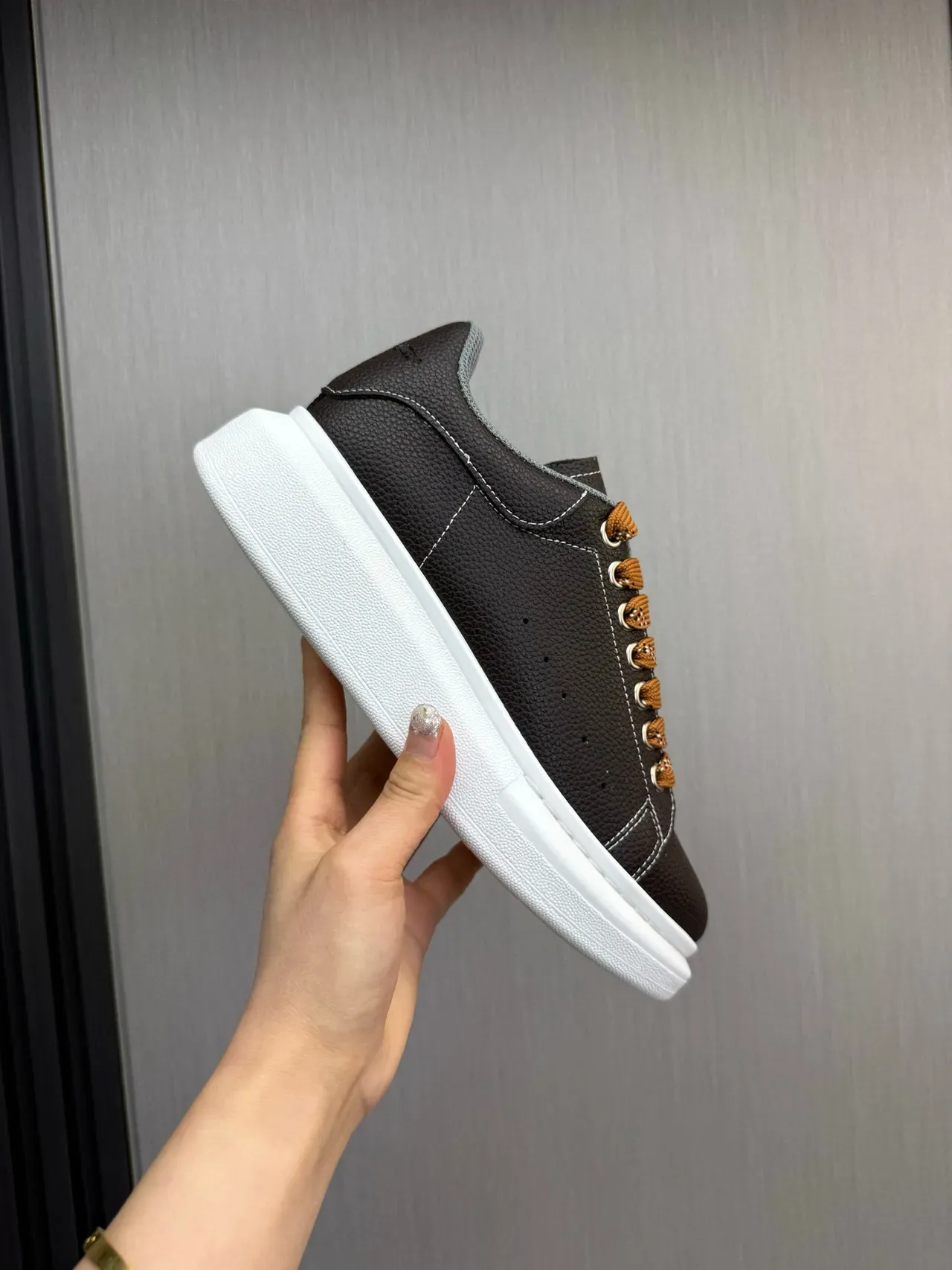 Alexander McQueen বাদামি বেইজ ওভারসাইজড প্ল্যাটফর্ম সোল পেবলড লেদার উপরের অংশ লাইফস্টাইল স্নিকার্স 6