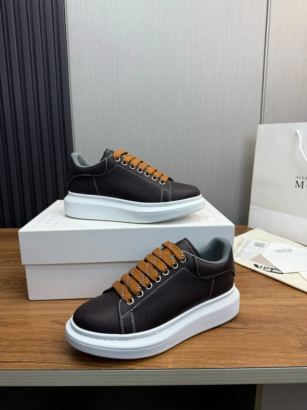 Alexander McQueen বাদামি বেইজ ওভারসাইজড প্ল্যাটফর্ম সোল পেবলড লেদার উপরের অংশ লাইফস্টাইল স্নিকার্স 8