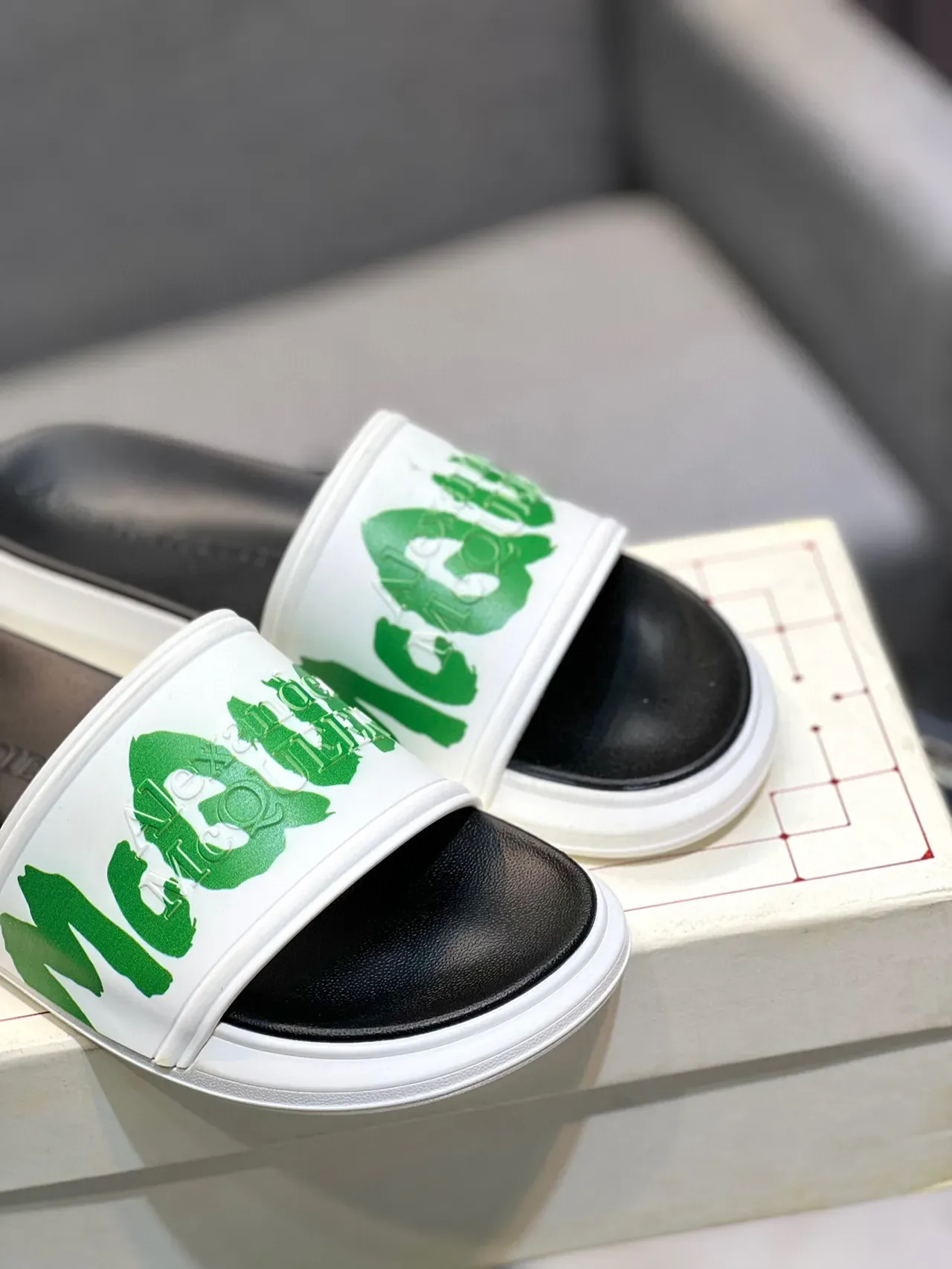 Alexander McQueen McQ Slide সাদা সবুজ লোগো স্লিপার্স 9