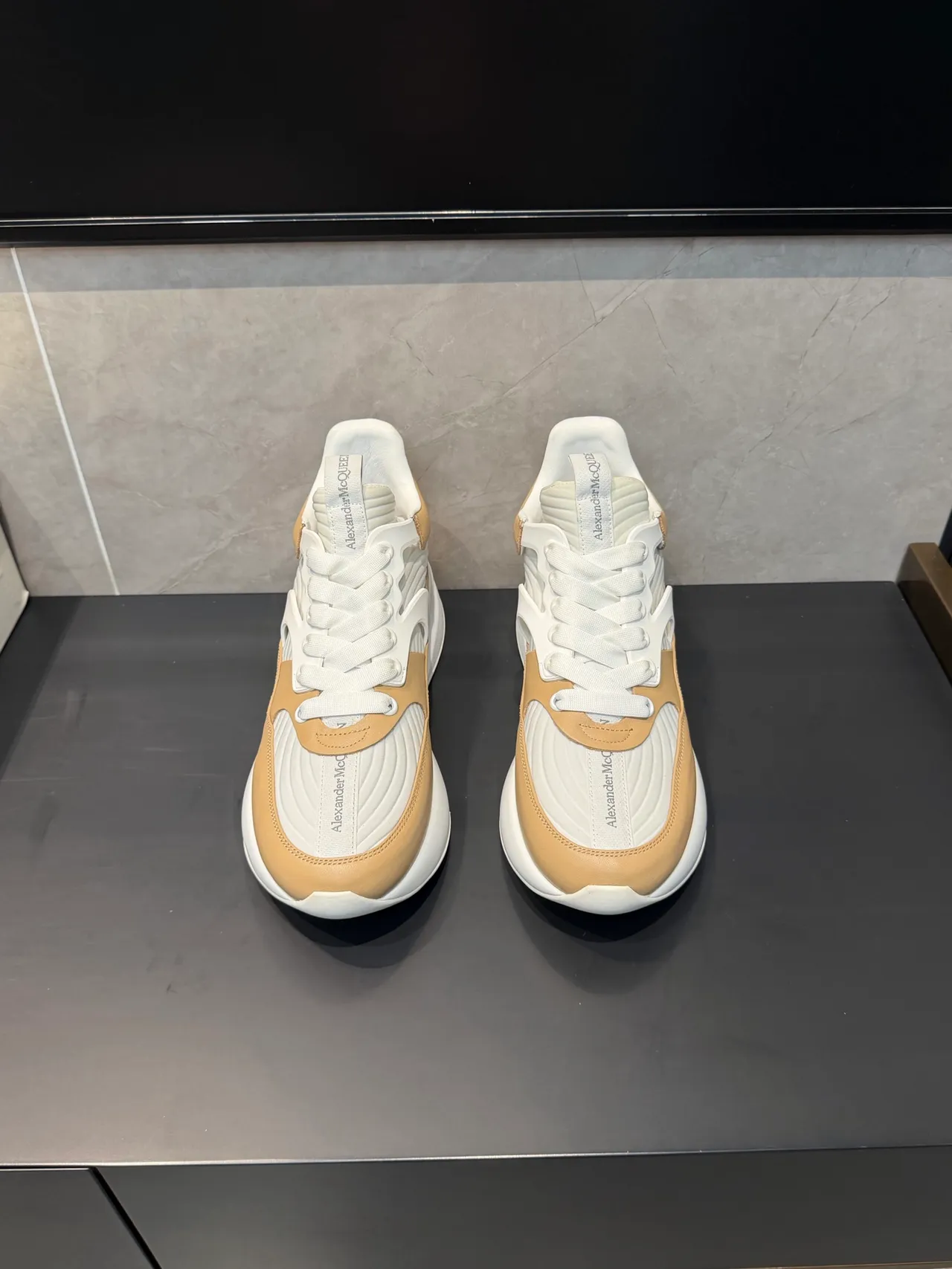 Alexander McQueen বড় আকারের বেইজ এবং সাদা মোটা স্নিকার 2