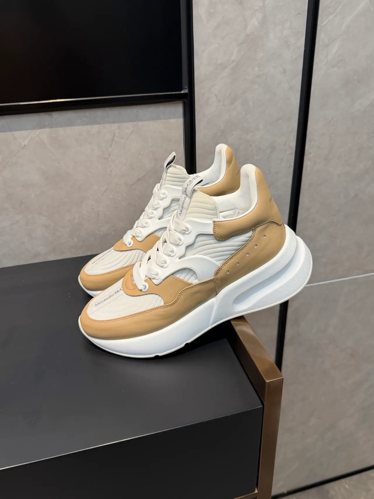Alexander McQueen বড় আকারের বেইজ এবং সাদা মোটা স্নিকার 3