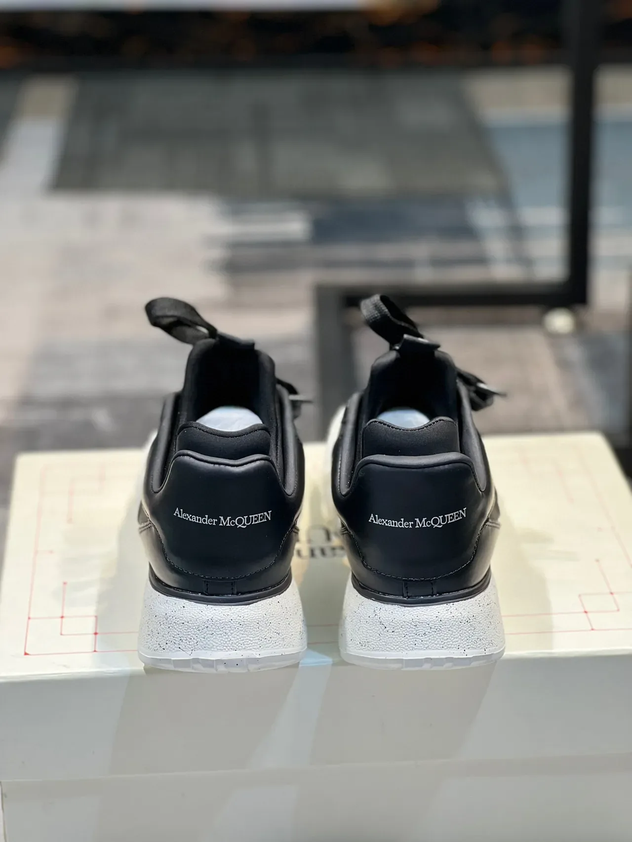 Alexander McQueen حذاء رياضي oversized أسود وأبيض أسلوب الحياة حذاء رياضي 2