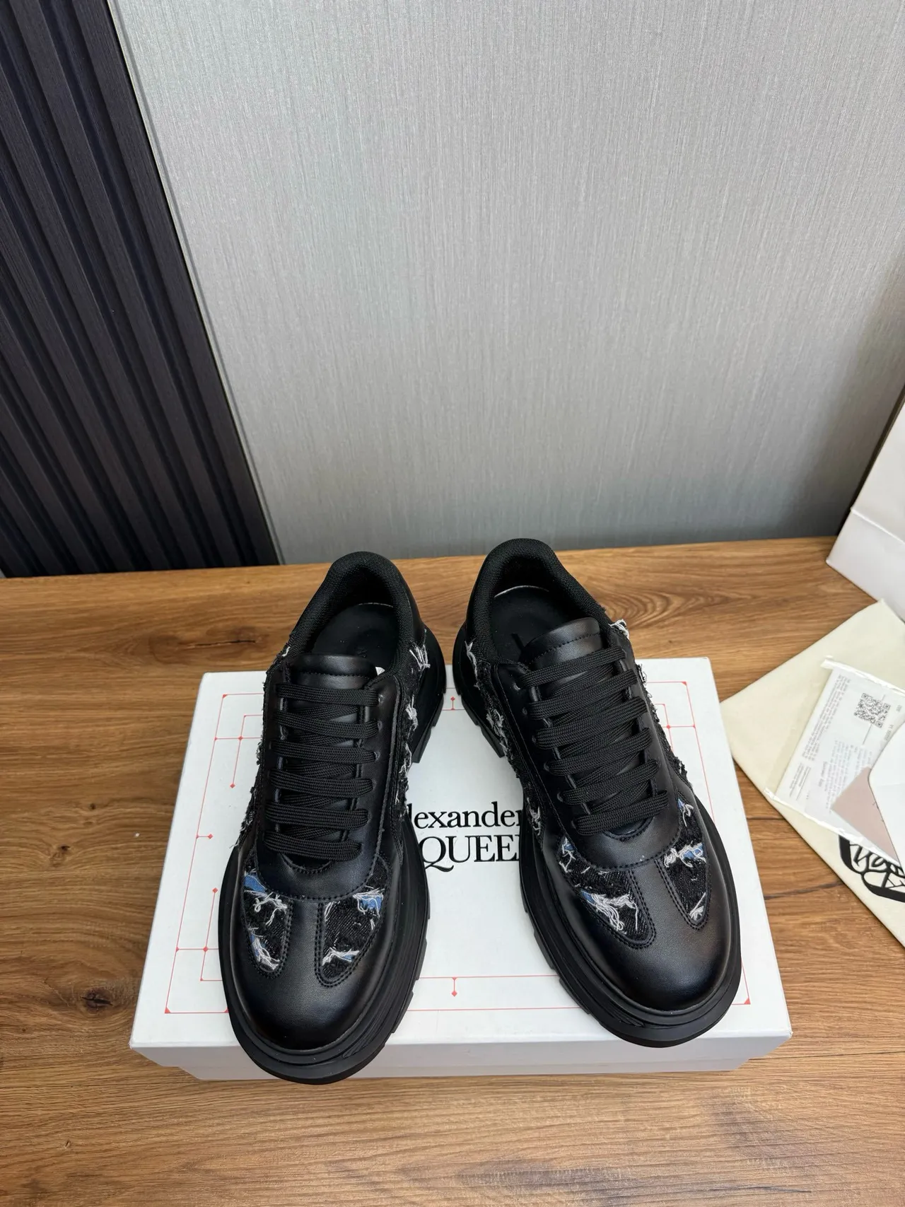 Alexander McQueen sneaker oversized noir semelle bleue panneaux de denim déconstruits sneakers chunky 2