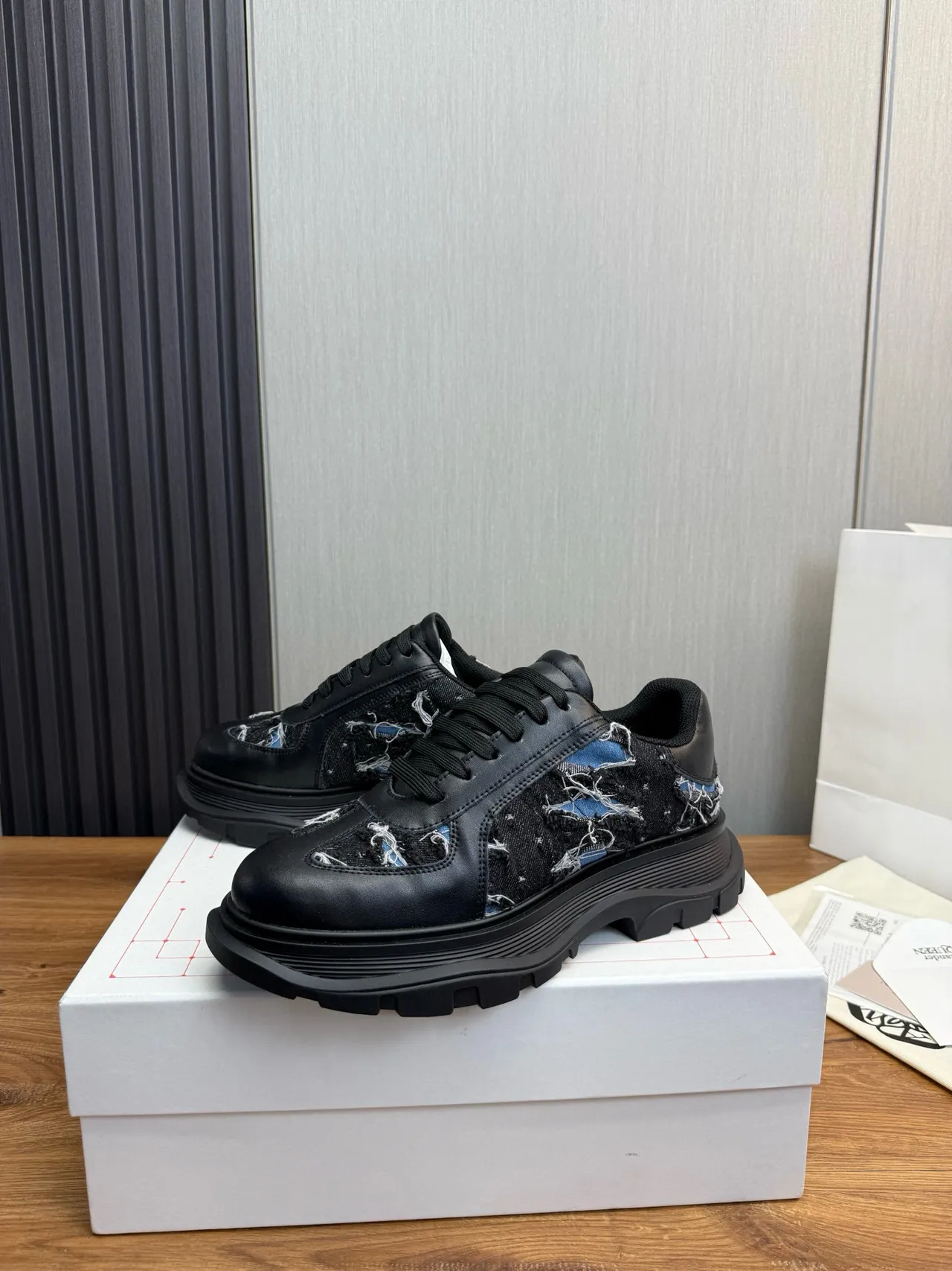 Alexander McQueen sneaker oversized noir semelle bleue panneaux de denim déconstruits sneakers chunky 3