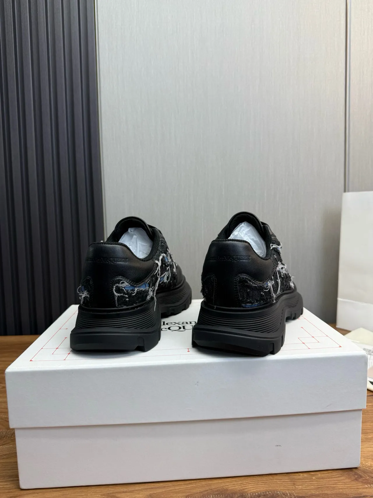 Alexander McQueen sneaker oversized noir semelle bleue panneaux de denim déconstruits sneakers chunky 4