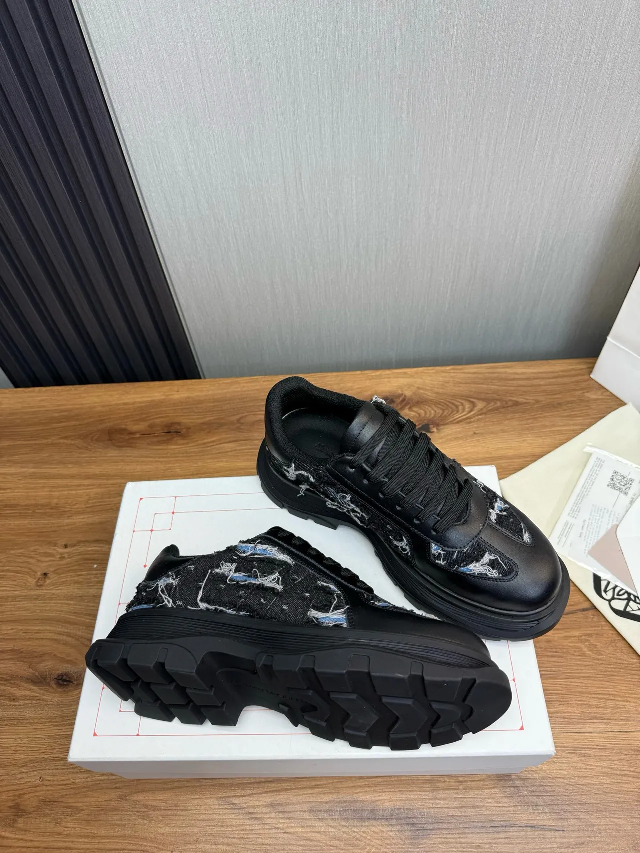 Alexander McQueen sneaker oversized noir semelle bleue panneaux de denim déconstruits sneakers chunky 5