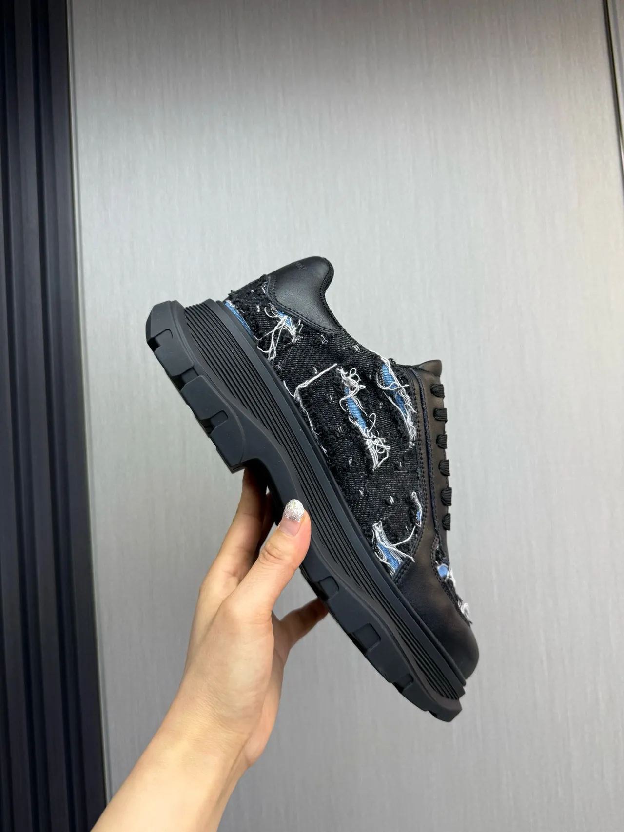 Alexander McQueen sneaker oversized noir semelle bleue panneaux de denim déconstruits sneakers chunky 6