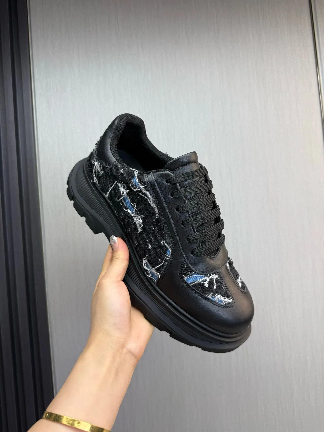 Alexander McQueen sneaker oversized noir semelle bleue panneaux de denim déconstruits sneakers chunky 7