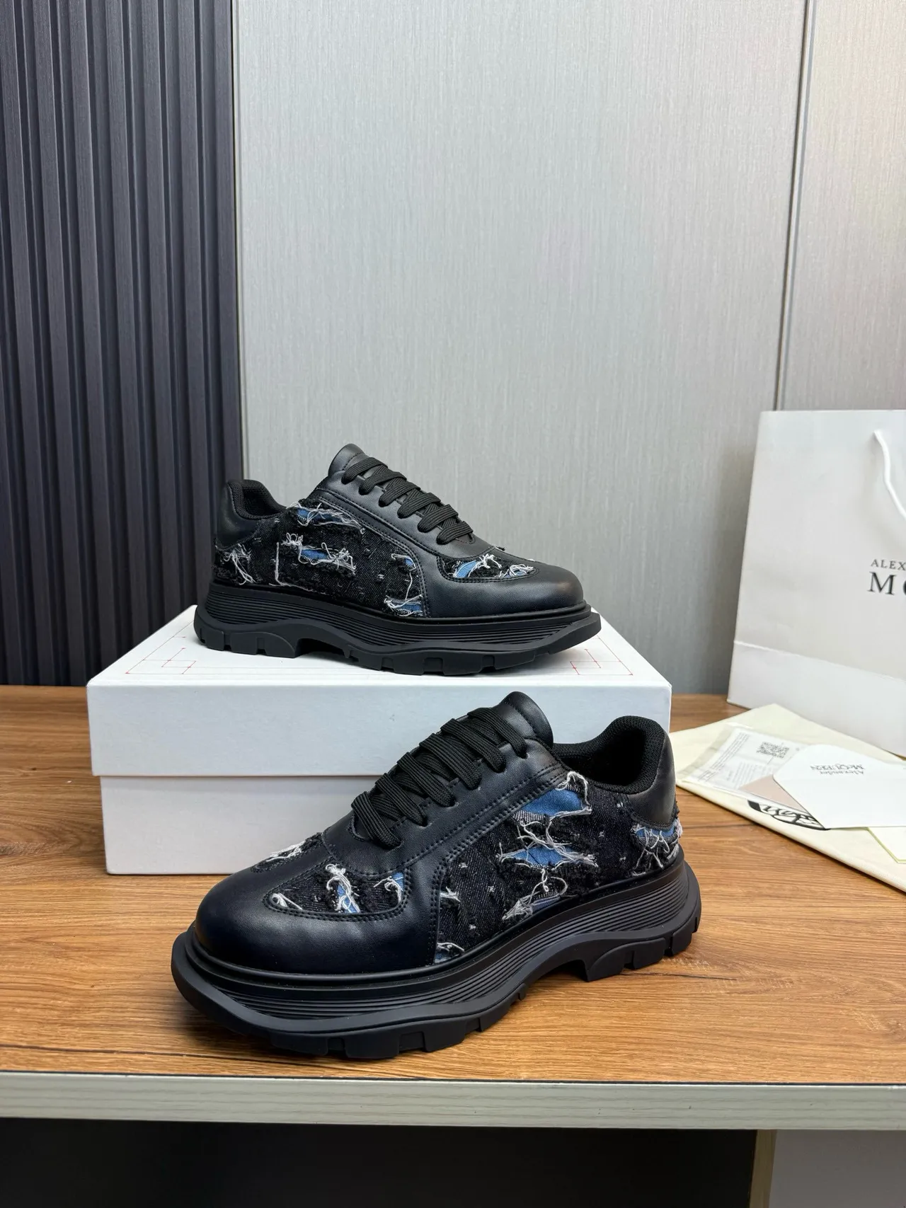 Alexander McQueen sneaker oversized noir semelle bleue panneaux de denim déconstruits sneakers chunky 8