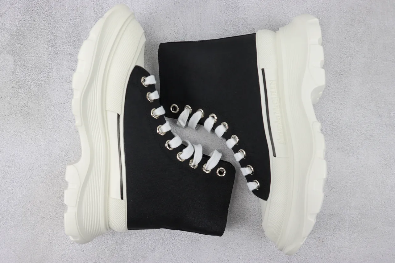 Alexander McQueen ওভারসাইজড স্নিকার কালো ক্যানভাস সাদা সোল এঙ্কল বুট 2