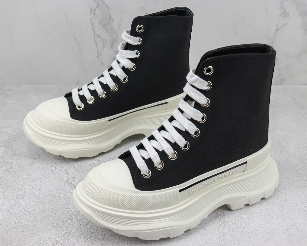 Alexander McQueen ওভারসাইজড স্নিকার কালো ক্যানভাস সাদা সোল এঙ্কল বুট 4